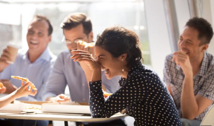 En favorisant et développant l’humour, les entreprises améliorent leur créativité et leur capacité d’innover. L’humour facilite réflexion et association d’idées, aide à construire des environnements de travail psychologiquement sûrs et limite la résistance aux idées nouvelles.