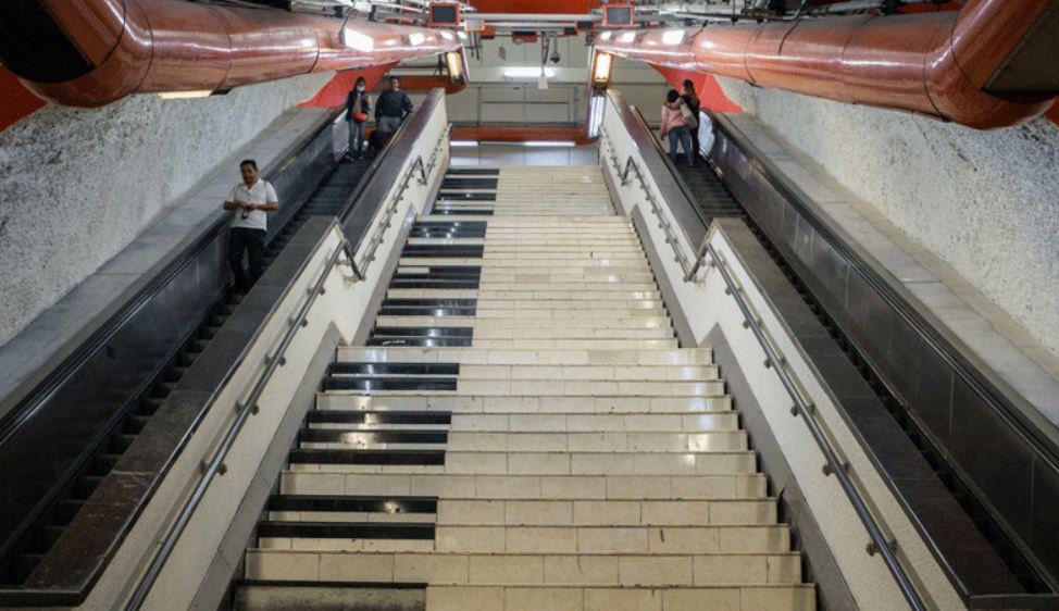 Une poubelle en forme de panier de basket dans une gare, un passage piéton en relief pour aider les automobiles à freiner, une musique dans les escaliers pour inciter à les emprunter au lieu de prendre l’escalator… voilà des exemples de nudge. Le terme veut littéralement dire « coup de pouce » en français. Il est longuement commenté pour la première fois dans le livre de Richard Thaler, Nudge : la méthode douce pour inspirer la bonne décision. L'économiste de l’université de Chicago y explique comment influencer le comportement de l’individu en vue d’engendrer un effet positif pour la société. « Coup de pouce vertueux », il consiste à changer quelques éléments de l’environnement du décideur pour le pousser à mieux agir : bien trier les déchets, être plus prudent, agir pour le bien de la planète etc.